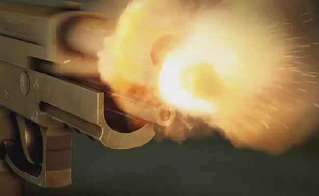 طلقات نارية من مسدس شرطي تصيبه و اثنين من أبنائه بالمنيعة