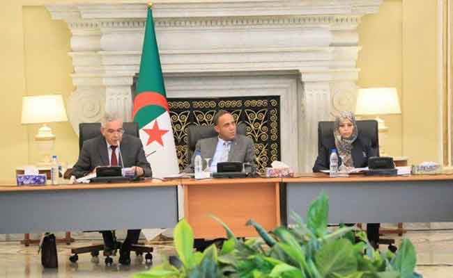 عرض  وزير العدل ثلاثة مشاريع قوانين أمام لجنة الشؤون القانونية لمجلس الأمة