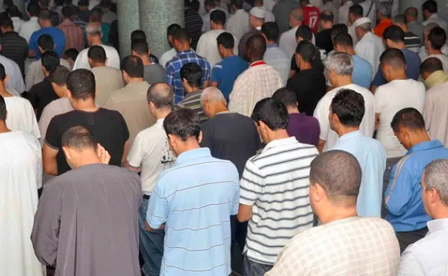 وزارة الشؤون الدينية تقرر رفع إجراءات التباعد أثناء الصلاة…