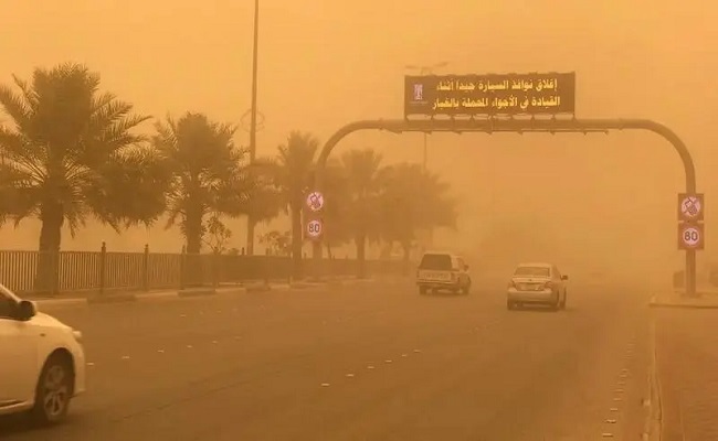 عاصفة ترابية تجتاح مناطق واسعة بالسعودية