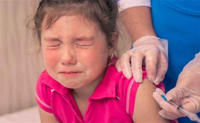 كيف تساعدين طفلكِ على تخطي خوفه من الحقنة؟