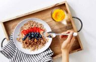 ما هي أنواع الأطعمة المفيدة التي يجب تناولها على وجبة الإفطار؟