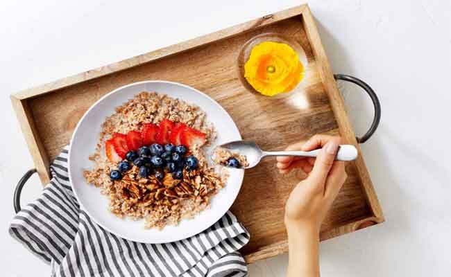 ما هي أنواع الأطعمة المفيدة التي يجب تناولها على وجبة الإفطار؟