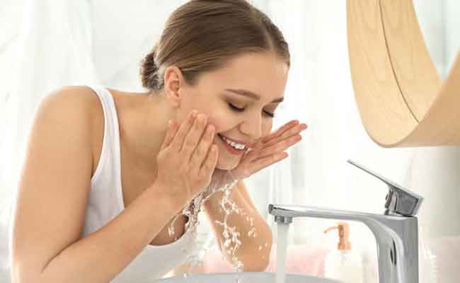 لماذا يجب أن تواظبي على غسل بشرتكِ ليلاً؟