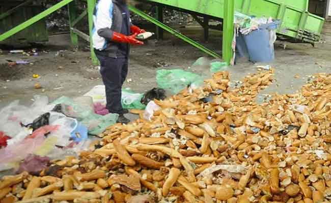 عمال النظافة جمعوا 10 أطنان من مادة الخبز منذ بداية رمضان بالعاصمة