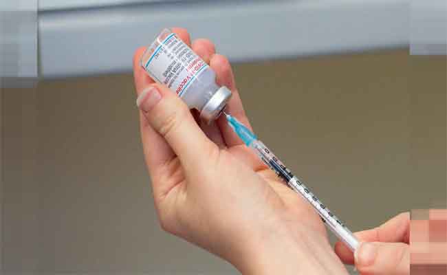 هل الشعور بالغثيان طبيعي بعد الحصول على لقاح كورونا؟