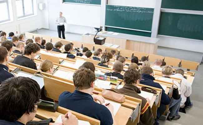 موافقة الوزير الأول على إحالة الأساتذة الجامعيين البالغين 70 عاما على التقاعد