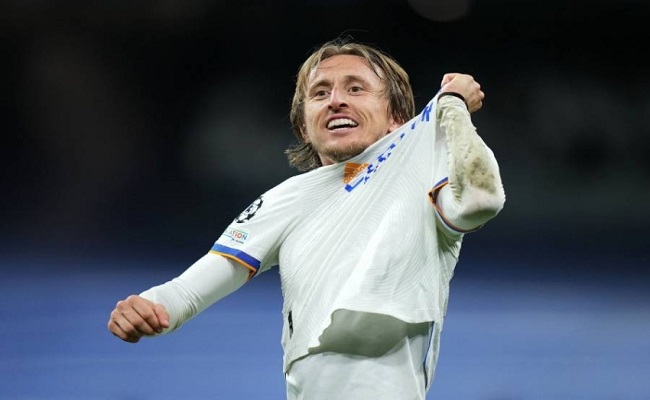 مودريتش رغم العروض المغرية يفضل البقاء في مدريد…