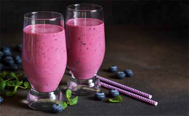 كوب من عصير التوت مع الفراولة منعش ويوفر لكم الكثير من الفوائد!