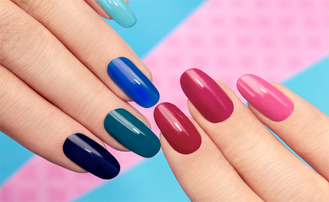 ما هو الخيار الأنسب لأظافرك: الجيل أو الأكريليك؟