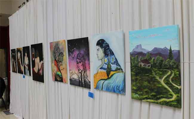 40 فنانا و فنانة تشكيلية يضيئون المعرض الوطني للفن التشكيلي بسطيف…