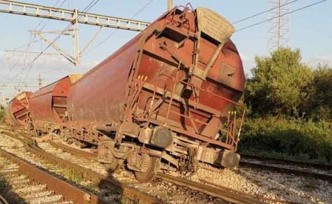 انحراف قطار محمل بالحبوب و بقي عالقا منذ الأحد الماضي بالعاصمة