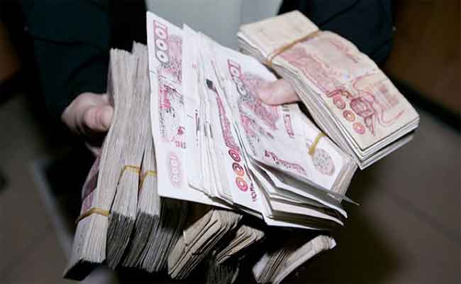 الإطاحة بموظف بنك تورط في تحويل أموال زبناء إلى حساب ابنه بسكيكدة