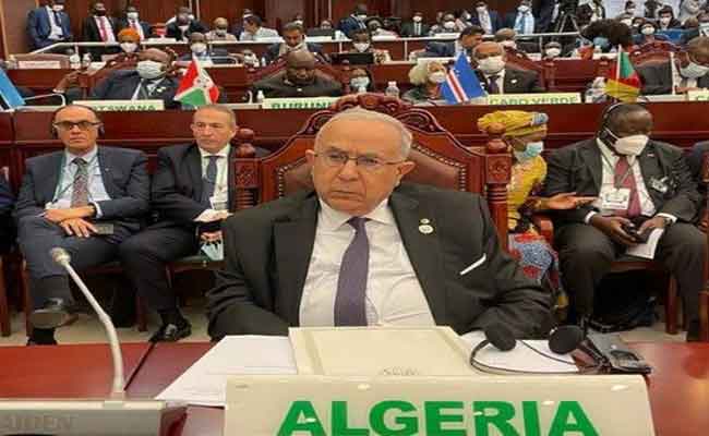 تقديم لعمامرة عرضا عن تقرير رئيس الجمهورية حول مكافحة الإرهاب في إفريقيا بمالابو