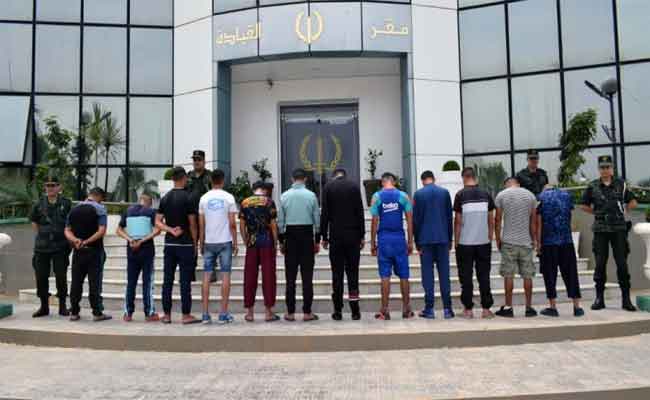 مداهمة لمستغلي مواقف السيارات غير المرخصة تنتهي بتوقيف 12 شخصا بتيبازة