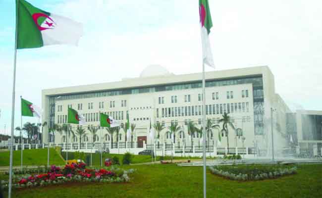 الجزائر تتابع بـ”قلق كبير” تطورات الوضع في ليبيا و تدعو جميع الأطراف إلى “ضبط النفس”