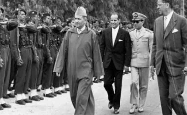 جنرالات فرنسا بكل وقاحة يكرمون الرئيس كيندي الذي لا يعرف الجزائر وتركوا السلطان محمد الخامس والذي كان أول من دافع على الجزائر