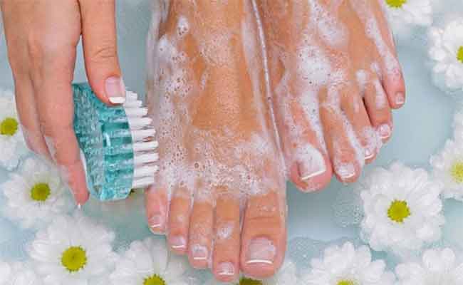 ما هي خطوات العناية بالقدمين في المنزل؟