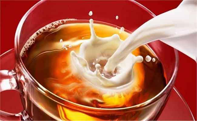 هل من أضرار صحية لخلط الشاي مع الحليب؟
