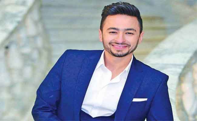 حمادة هلال يغني للعرسان الجدد “الفرح مالينا” في أجواء من البهجة والسعادة…