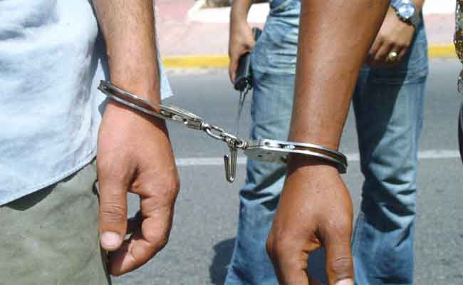 الإطاحة بشخصين حاولا اختطاف طفلة من أمام مسجد في الرويبة