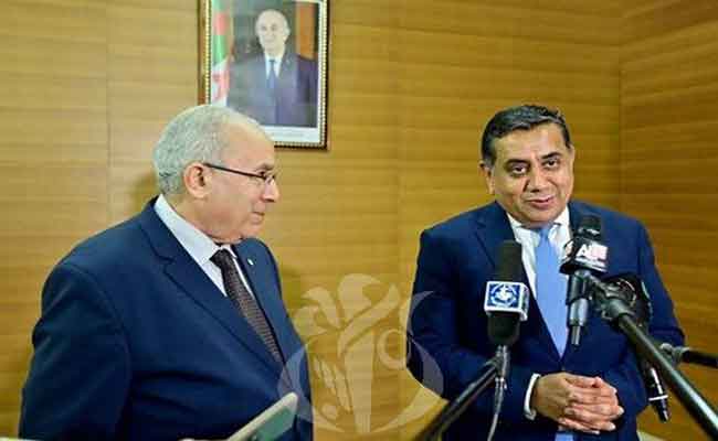 لعمامرة يجري مباحثات مع وزير الدولة البريطاني للشؤون الخارجية لتعزيز التعاون بين البلدين