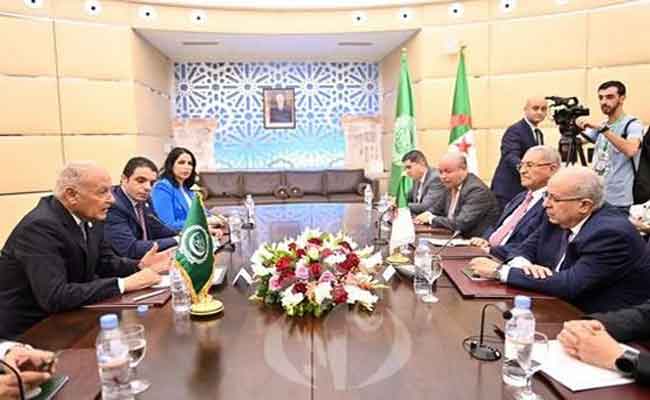 لعمامرة يجري مباحثات مع الأمين العام لجامعة الدول العربية في جلسة عمل موسعة