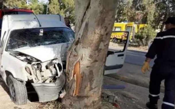 مصرع شخصين في حادث اصطدام سيارة بشجرة في الطارف