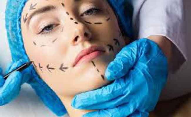 هوس المراهقين بعمليات التجميل ظاهرة خطيرة…إليكم أسبابها