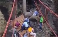 انهيار جسر مشاة في المكسيك لحظة افتتاحه