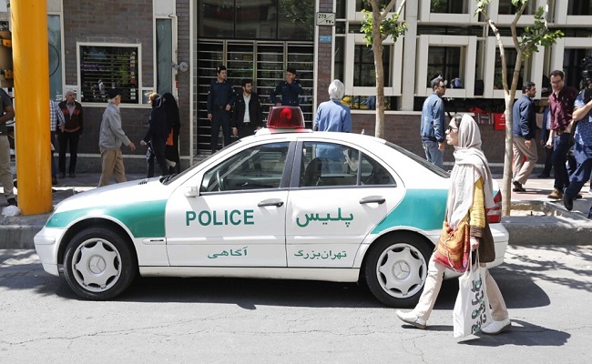 إيران تعدم شابا سنيا أدين بقتل رجلي دين شيعيين