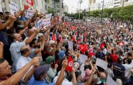 التونسيين يحتجون رفضًا للاستفتاء على الدستور