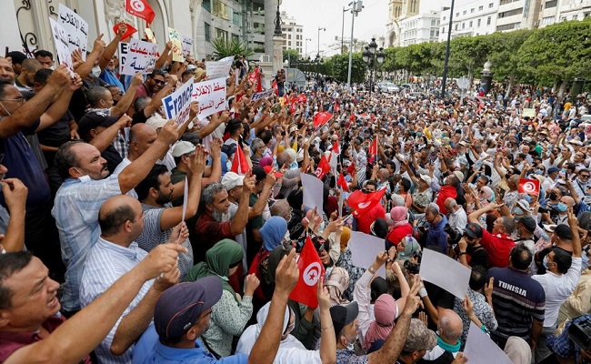 التونسيين يحتجون رفضًا للاستفتاء على الدستور