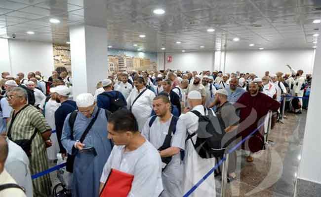أول فوج من الحجاج الجزائريين يعود إلى أرض الوطن