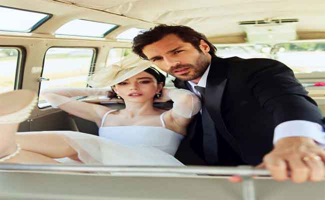 في أجواء رومانسية كلاسيكية…سركان شاي أوغلو و أوزجي غوريل يحتفلان بزفافهما في ايطاليا بعد 7 عوام من المواعدة