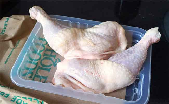 هل يجب ازالة جلد الدجاج قبل طهيه وتحضيره؟