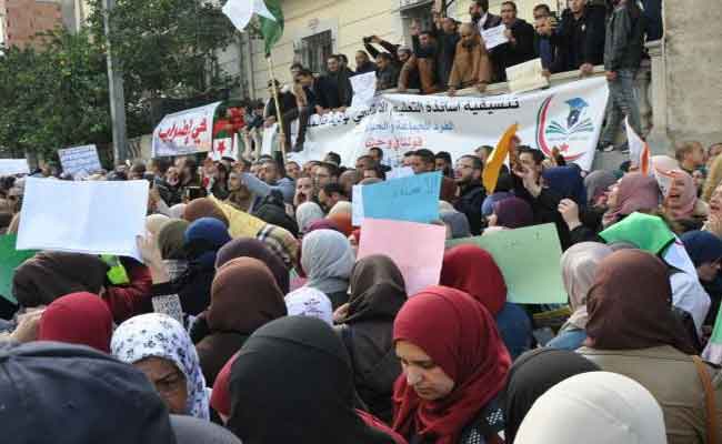 احتجاج المشرفين و المساعدين التربويين أمام وزارة التربية