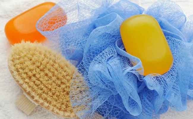 هل تستخدمين الليفة الخشنة؟ إليك تأثيرها على بشرتك