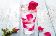 لماذا يجب أن تواظبوا على شرب ماء الورد؟