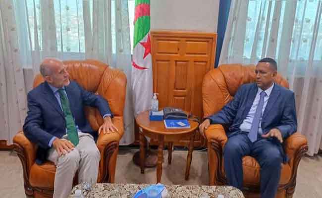 السفير المكسيكي يبدي إعجابه بالتقدم المحرز في مجال الصناعة ببرج بوعريريج