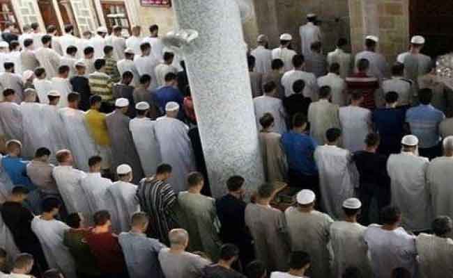 الجزائريون يؤدون صلاة العيد عبر ربوع مساجد الجمهورية