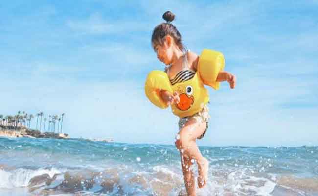 إليك أهمّ الاحتياطات عند الذهاب إلى الشاطئ مع طفلك…
