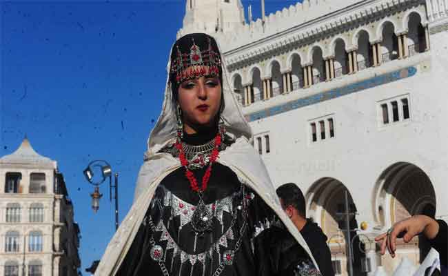 يزين 70 عارضا جزائريا بابداعاتهم الحرفية المهرجان الوطني للزي التقليدي الذي عاد في طبعته الخامسة بمركز الفنون والثقافة قصر رياس البحر بالجزائر العاصمة…