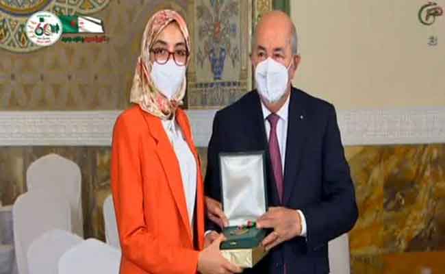 تبون يكرم المتفوقين الأوائل في امتحان شهادة البكالوريا