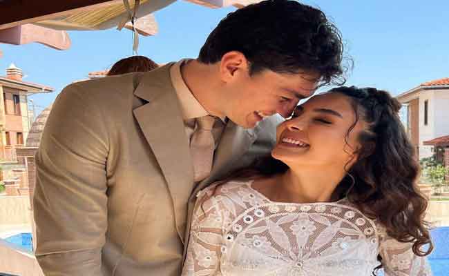 نجمة زهرة الثالوث احدث عروس في تركيا…واطلالتها بالفستان الأبيض عنوان البساطة والجمال