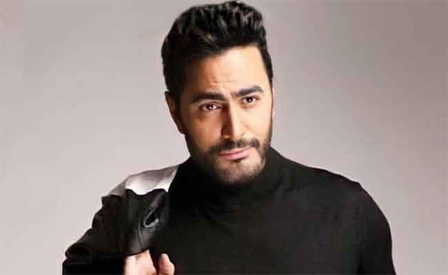 تامرحسني يقدم “هدلعني” في ليلة افتتاح أحدث أفلامه” بحبك”…