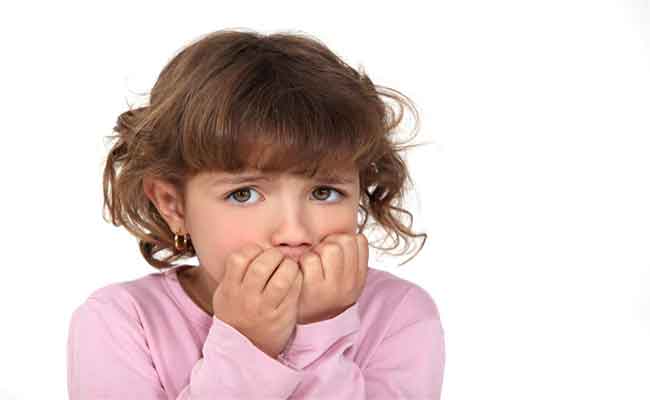 هل طفلكم يقضم أظافره؟ اليكم السبب النفسي وراء هذا السلوك!