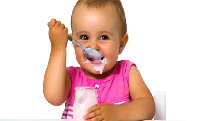 هل تريدين تقديم الزبادي لطفلكِ؟ اليكِ المعلومات التي يجب أن تعرفيها