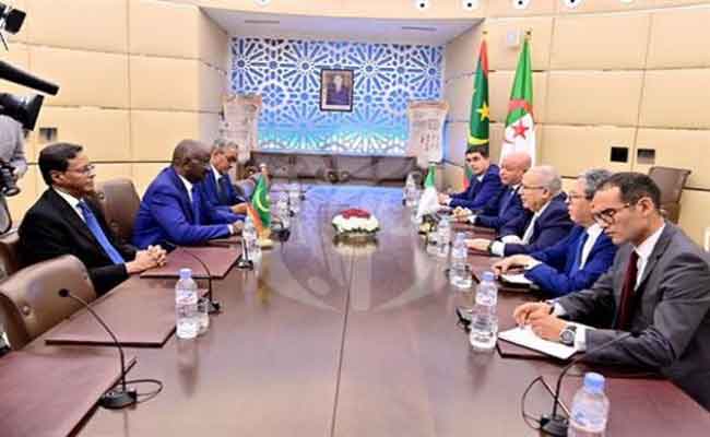 لعمامرة يعقد جلسة عمل مع نظيره الموريتاني