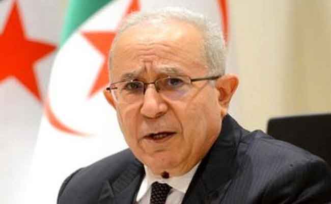 لعمامرة يجري محادثات ثنائية مع نظيره الاذربيجاني بباكو